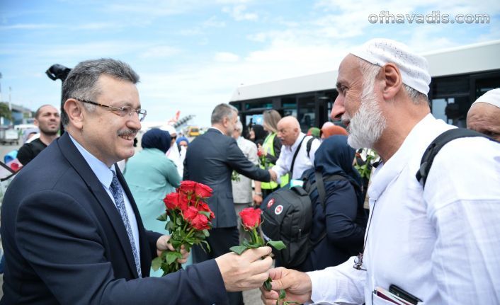 Memlekete dönen hacılar çiçeklerle karşılandı