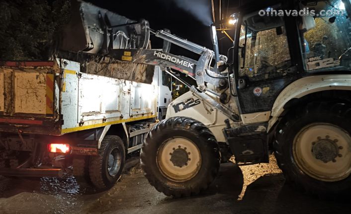 Büyükşehir’den etkin sağanak mücadelesi