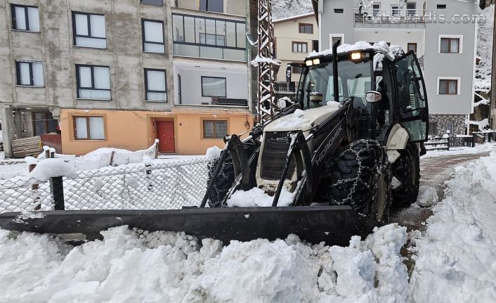 Büyükşehir ekipleri karla mücadeleyi sürdürüyor